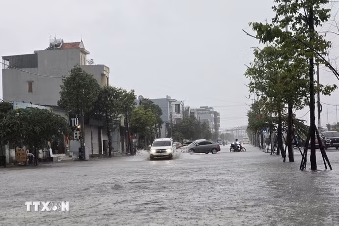 Nhiều xe ôtô phải quay đầu do nước dâng cao lên các tuyến đường lớn tại Quảng Ninh. (Ảnh: Thanh Vân/TTXVN)
