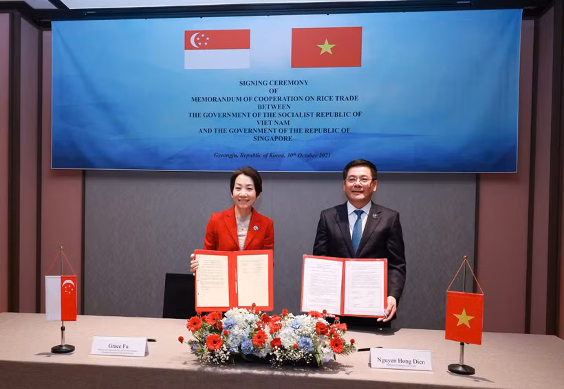 Bộ trưởng Bộ Công thương Việt Nam Nguyễn Hồng Diên (phải) và Bộ trưởng Phát triển bền vững và môi trường kiêm Bộ trưởng phụ trách Quan hệ Thương mại Singapore Grace Fu trao đổi Bản ghi nhớ. (Ảnh: BCT/Vietnam+)