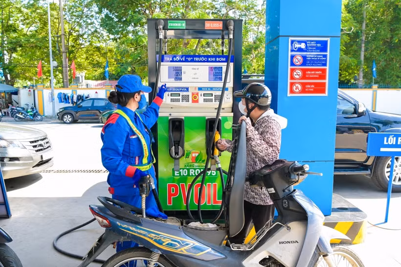 Mua bán xăng dầu tại cửa hàng của PVOIL. (Ảnh: CTV/Vietnam+)