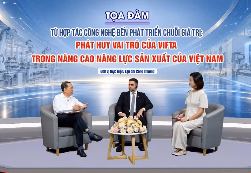 Các chuyên gia tham gia thảo luận tại tọa đàm “Từ hợp tác công nghệ đến phát triển chuỗi giá trị: Phát huy vai trò của VIFTA trong nâng cao năng lực sản xuất của Việt Nam”. (Ảnh: PV/Vietnam+)