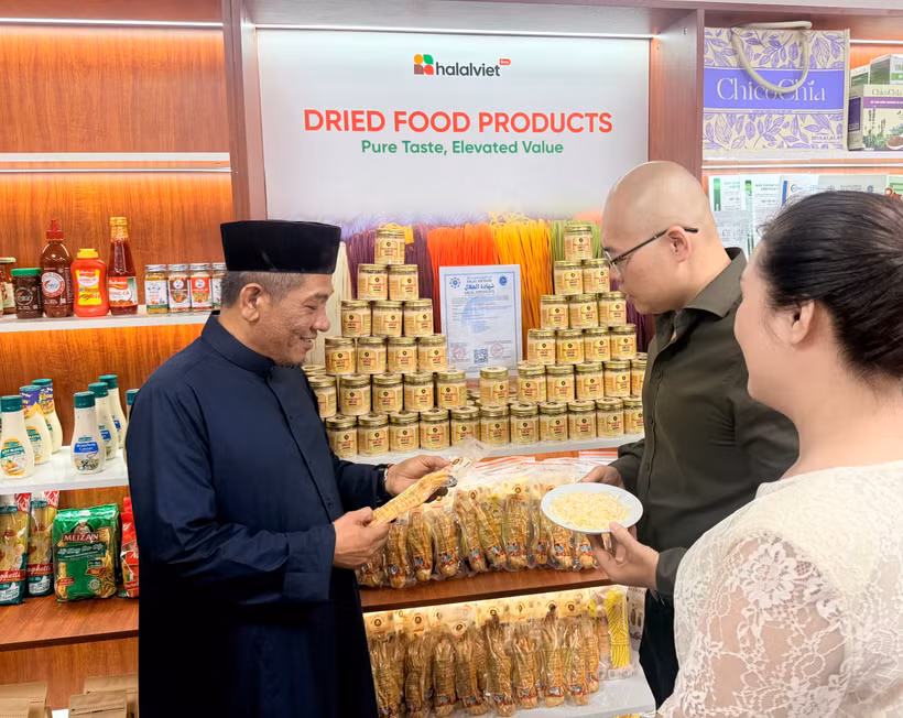 Giới thiệu các sản phẩm đạt tiêu chuẩn và chứng nhận Halal. (Ảnh: PV/Vietnam+)