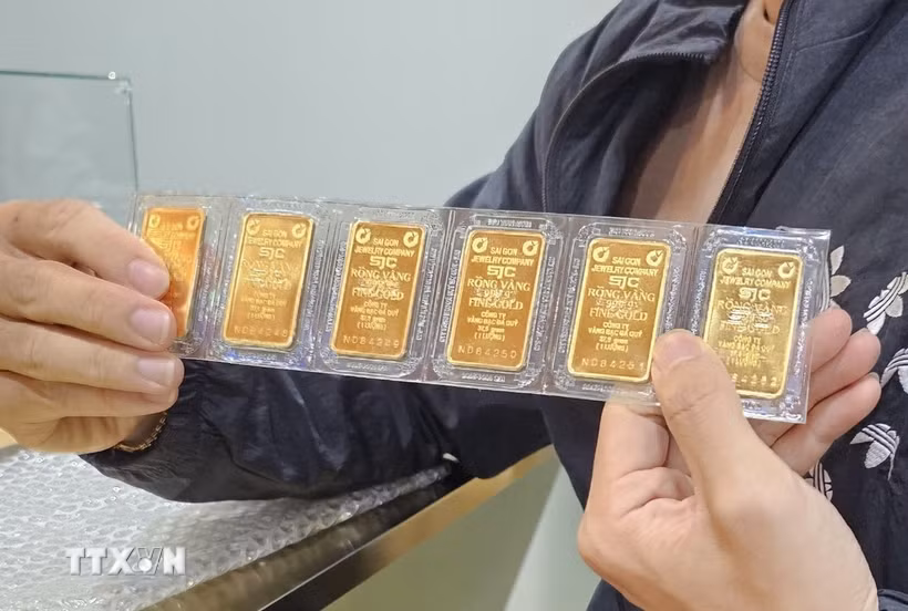 Chênh lệch giữa giá vàng SJC và giá vàng thế giới đến sáng 19/8 chỉ còn 4,4 triệu đồng/lượng. (Ảnh: TTXVN)