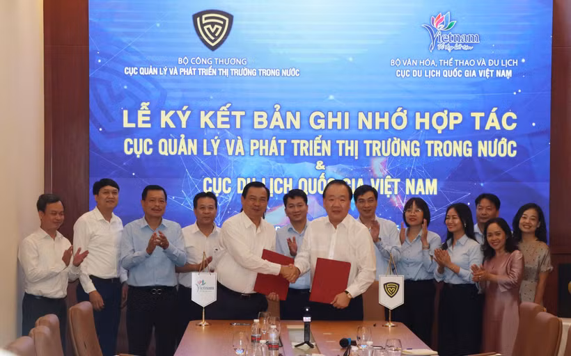 Cục Quản lý và Phát triển thị trường trong nước (Bộ Công Thương) và Cục Du lịch Quốc gia Việt Nam (Bộ Văn hóa, Thể thao và Du lịch) ký kết Bản ghi nhớ hợp tác giai đoạn 2026-2030. (Ảnh: BCT/Vietnam+)
