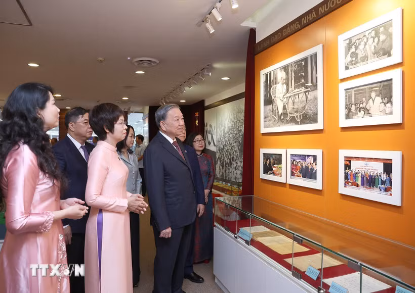 Tổng Bí thư Tô Lâm tham quan Phòng truyền thống của Thông tấn xã Việt Nam. (Ảnh: Thống Nhất/TTXVN)