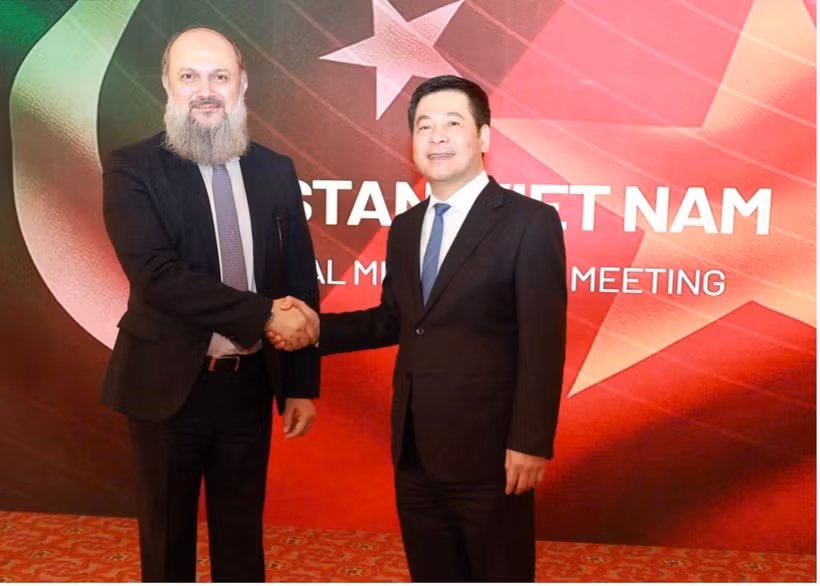 Bộ trưởng Bộ Công Thương Việt Nam Nguyễn Hồng Diên và Bộ trưởng Bộ Thương mại Pakistan Jam Kamal Khan. (Ảnh: Bộ Công Thương)
