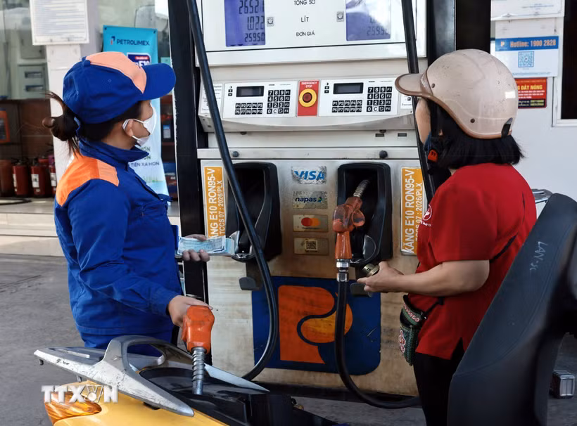 Mua bán xăng tại một cửa hàng của Petrolimex. (Ảnh: Trần Việt/TTXVN)