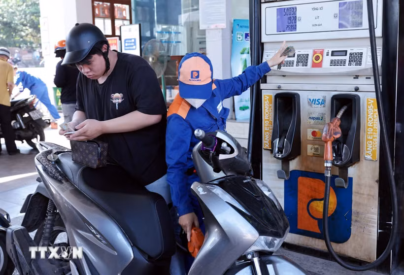 Dự thảo kéo dài thuế xăng dầu đến cuối 2026 để ổn định giá và nguồn cung. (Ảnh: Trần Việt/TTXVN)