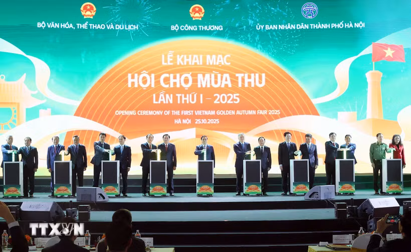 Thủ tướng Phạm Minh Chính và các đại biểu thực hiện nghi thức khai mạc Hội chợ mùa Thu lần thứ nhất năm 2025. (Ảnh: An Đăng/TTXVN)