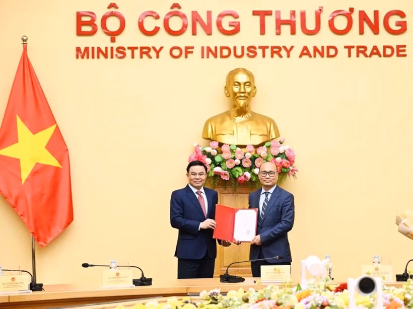 Bí thư Đảng ủy, Bộ trưởng Bộ Công Thương trao quyết định của Thủ tướng bổ nhiệm Thứ trưởng Lương Hoàng Thái. (Ảnh: Bộ Công Thương)