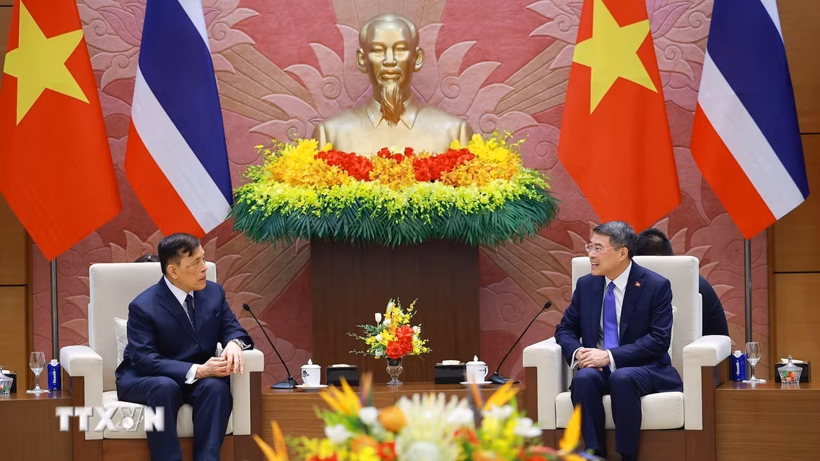 Thủ tướng Lê Minh Hưng hội kiến Nhà vua Vương quốc Thái Lan Maha Vajiralongkorn Phra Vajiraklaochaoyuhua và Hoàng hậu. (Ảnh: Dương Giang/TTXVN)