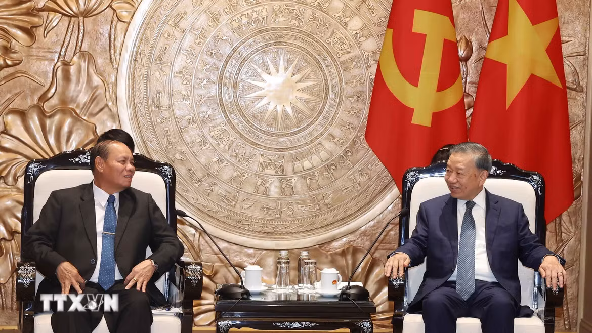 Tổng Bí thư, Chủ tịch nước Tô Lâm tiếp đồng chí Vilay Lakhamphong, Ủy viên Bộ Chính trị, Thường trực Ban Bí thư Trung ương Đảng Nhân dân Cách mạng Lào. (Ảnh: Thống Nhất/TTXVN)