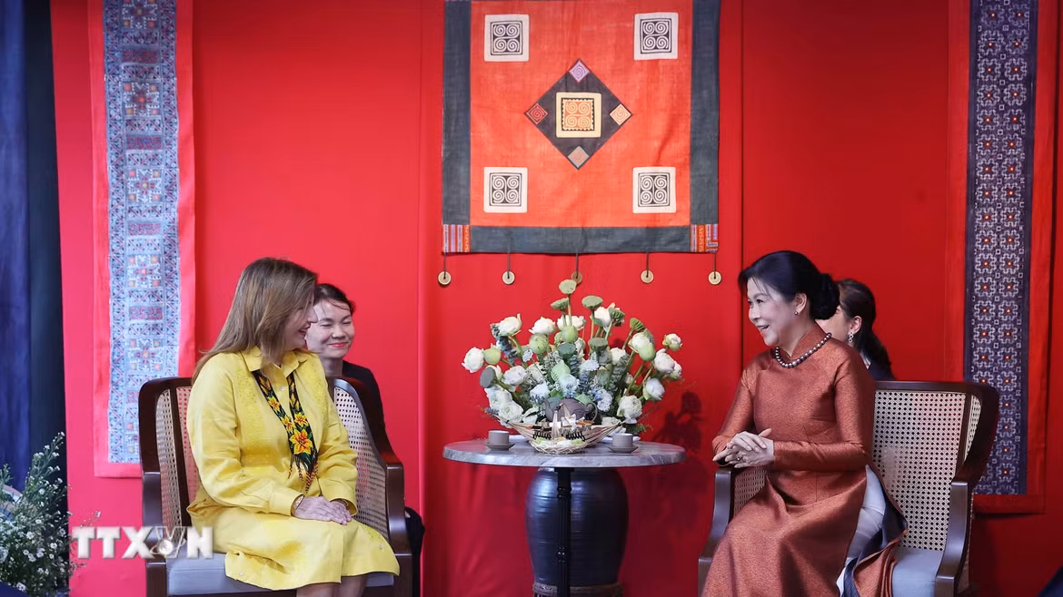 Phu nhân Tổng Bí thư, Chủ tịch nước Tô Lâm, bà Ngô Phương Ly, cùng Phu nhân Tổng thống Panama, bà Maricel Cohen de Mulino trải nghiệm văn hóa các dân tộc thiểu số Việt Nam tại Hồ Văn, thuộc quần thể Di tích Quốc gia đặc biệt Văn Miếu-Quốc Tử Giám. (Ảnh: Văn Điệp/TTXVN)
