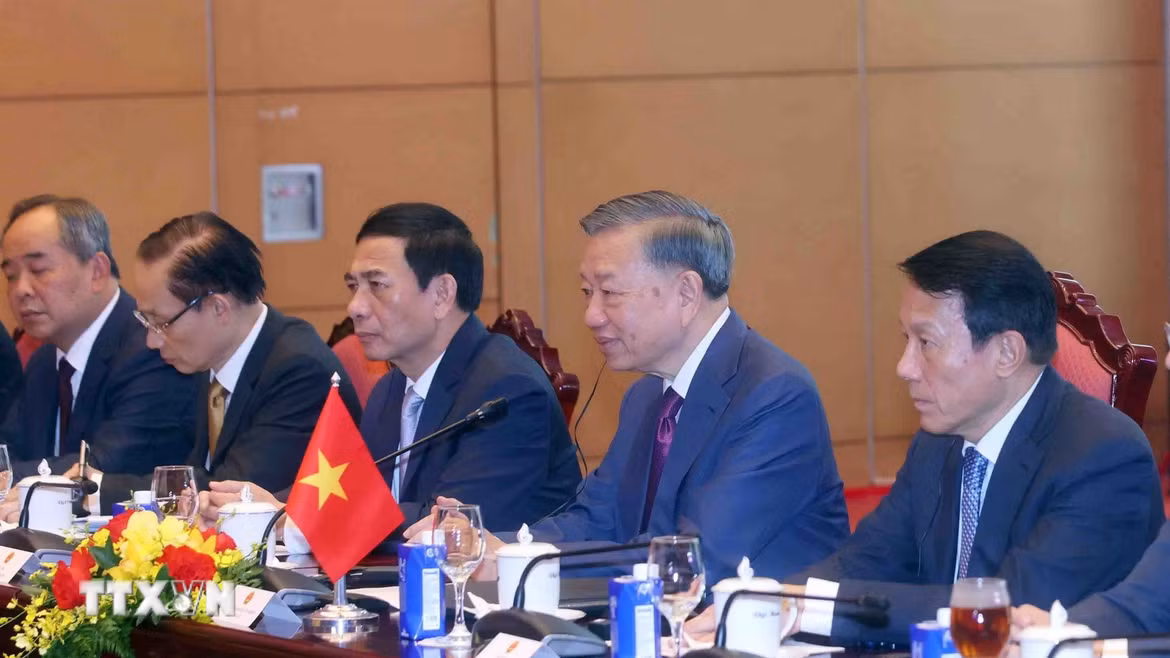 Tổng Bí thư, Chủ tịch nước Tô Lâm và thành viên đoàn Việt Nam tại cuộc hội đàm với Tổng thống Myanmar Min Aung Hlaing. (Ảnh: Phạm Kiên/TTXVN)