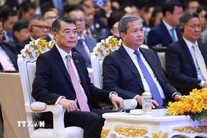 Thủ tướng Lê Minh Hưng và Thủ tướng Campuchia Hun Manet tham dự Diễn đàn Doanh nghiệp Việt Nam-Campuchia 2026. (Ảnh: Dương Giang/TTXVN)