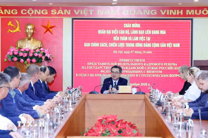 Trưởng Ban Chính sách, Chiến lược Trung ương Nguyễn Thanh Nghị phát biểu tại buổi làm việc với Đoàn đại biểu cán bộ, lãnh đạo Liên bang Nga. (Ảnh: Phương Hoa/TTXVN)
