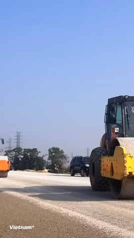 Nhà thầu thi công lu nền đường dự án cao tốc. (Ảnh: Việt Hùng/Vietnam+)