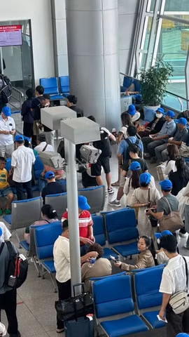 Hành khách làm thủ tục lên chuyến bay tại Cảng Hàng không quốc tế Tân Sơn Nhất. (Ảnh: PV/Vietnam+)