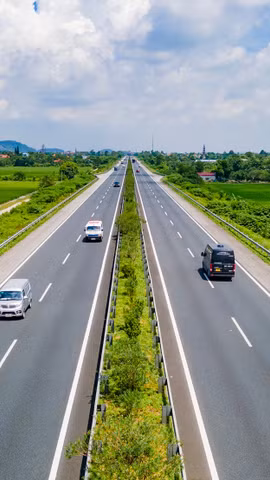 Phương tiện lưu thông trên tuyến cao tốc Cầu Giẽ-Ninh Bình. (Ảnh: PV/Vietnam+)