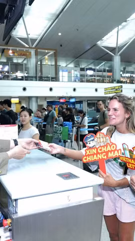 Hành khách làm thủ tục lên chuyến bay khai trương từ Thành phố Hồ Chí Minh đến Chiang Mai (Thái Lan) của Vietjet. (Ảnh: PV/Vietnam+)