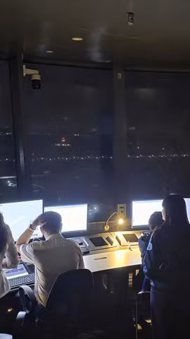Kíp trực điều hành các bài bay kiểm tra, hiệu chuẩn tại Sân bay quốc tế Long Thành. (Ảnh: PV/Vietnam+)