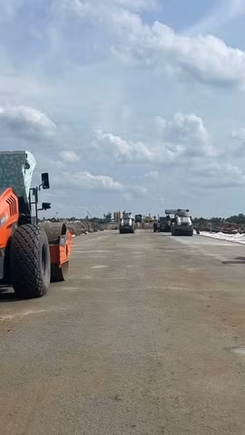 Nhà thầu thi công hạng mục nền đường tại một dự án đường bộ cao tốc. (Ảnh: PV/Vietnam+)