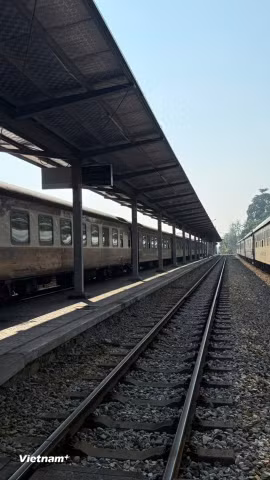 Tuyến đường sắt Hà Nội-Lào Cai ngày càng thu hút hành khách đi tàu do lịch trình và giờ đi thuận tiện. (Ảnh: PV/Vietnam+)