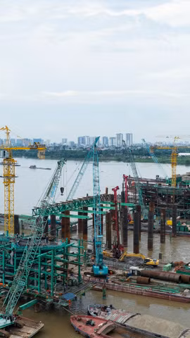 Dự án cầu Trần Hưng Đạo đang được chủ đầu tư và nhà thầu đẩy nhanh tiến độ thi công. (Ảnh: PV/Vietnam+)