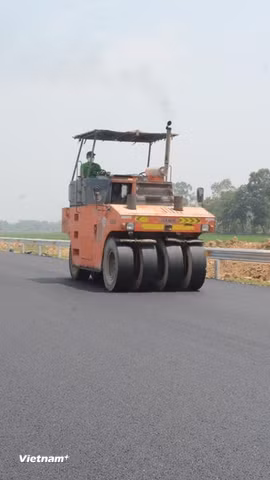 Nhà thầu thi công thảm bê tông nhựa nền đường một Dự án thành phần cao tốc Bắc - Nam phía Đông. (Ảnh: Việt Hùng/Vietnam+)