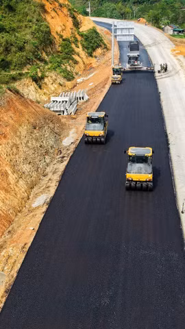 Nhà thầu thi công thảm bê tông nhựa nền đường Dự án cao tốc Hữu Nghị-Chi Lăng. (Ảnh: PV/Vietnam+)