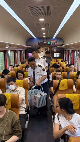 Cán bộ, y bác sỹ trên “đoàn tàu Bạch Mai” đi làm giữa Hà Nội-Ninh Bình. (Ảnh: PV/Vietnam+)