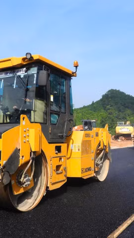Nhà thầu thi công thảm nhựa nền đường một dự án cao tốc. (Ảnh: PV/Vietnam+)