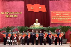 Tỉnh ủy Hòa Bình biểu dương các đồng chí thuộc diện Ban Thường vụ Tỉnh ủy quản lý nghỉ hưu trước tuổi. (Ảnh: Thanh Hải/TTXVN)