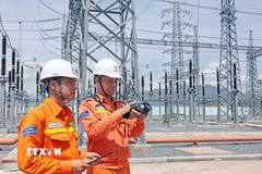 Cán bộ ngành điện giám sát trạm biến áp. (Ảnh: Trần Việt/TTXVN)