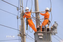 Do thời tiết nắng nóng cực đoan đã đẩy nhu cầu sử dụng điện sinh hoạt lên cao, khiến giá điện sinh hoạt tăng 2,38%.. (Ảnh: TTXVN)