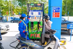 Mua bán xăng dầu tại cửa hàng của PVOIL. (Ảnh: CTV/Vietnam+)