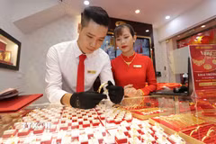 Sáng 22/8, giá vàng trong nước tăng từ 400.000-600.000 đồng/lượng. (Ảnh: TTXVN)