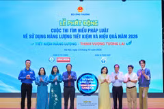 Các đại biểu phát động Cuộc thi “Tìm hiểu pháp luật về sử dụng năng lượng tiết kiệm và hiệu quả” năm 2026. (Ảnh: CTV/Vietnam+)