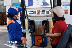Mua bán xăng tại một cửa hàng của Petrolimex. (Ảnh: Trần Việt/TTXVN)