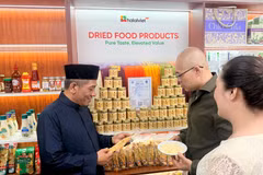 Giới thiệu các sản phẩm đạt tiêu chuẩn và chứng nhận Halal. (Ảnh: PV/Vietnam+)