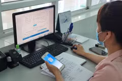 Luật Bảo hiểm xã hội quy định người lao động đóng vào quỹ bảo hiểm xã hội 10,5% tiền lương tháng làm căn cứ đóng bảo hiểm xã hội và người sử dụng lao động đóng 21,5%. (Ảnh: PV/Vietnam+) 