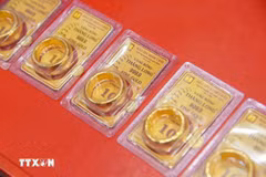 Tại Công ty Bảo Tín Minh Châu, vàng nhẫn sáng ngày 17/10 tiếp tục tăng cao, giao dịch từ 153,6-156,6 triệu đồng/lượng (mua vào/bán ra).(Ảnh: TTXVN)