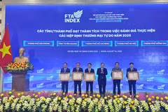 Trao chứng nhận cho các địa phương đạt thành tích trong việc thực hiện các hiệp định thương mại tự do. (Ảnh: PV/Vietnam+)