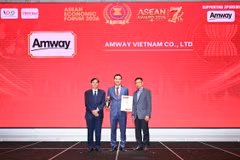 Ông Nguyễn Phương Sơn, Giám đốc Đối ngoại Amway Việt Nam nhận giải thưởng từ ban tổ chức. (Ảnh: Amway Việt Nam)