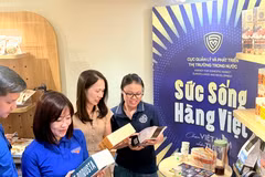 Không gian trưng bày giúp khách hàng tìm hiểu, lựa chọn sản phẩm tại chỗ. (Ảnh: PV/Vietnam+)