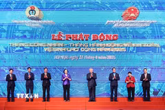 Các đại biểu phát động Tháng Công nhân và Tháng hành động về an toàn, vệ sinh lao động năm 2025. (Ảnh: Minh Đức/TTXVN)