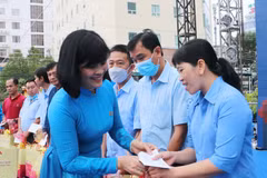 Trao quà Tết cho đoàn viên, người lao động có hoàn cảnh khó khăn dịp Tết Nguyên đán. (Ảnh: Công Mạo/TTXVN)