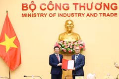 Bí thư Đảng ủy, Bộ trưởng Bộ Công Thương trao quyết định của Thủ tướng bổ nhiệm Thứ trưởng Lương Hoàng Thái. (Ảnh: Bộ Công Thương)