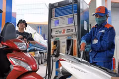 Tại thị trường trong nước, giá xăng dầu ghi nhận những biến động mạnh với 5 lần điều chỉnh giá bán lẻ chỉ riêng trong tháng Ba. (Ảnh: Trần Việt /TTXVN)