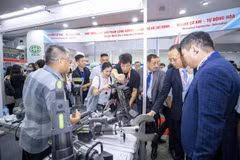Triển lãm quy tụ hơn 350 gian hàng của 280 doanh nghiệp và tổ chức trong nước và quốc tế, trưng bày, giới thiệu sản phẩm, công nghệ mới trong ngành công nghiệp. (Ảnh: PV/Vietnam+)
