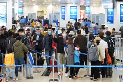 Hành khách làm thủ tục chuyến bay tại Cảng Hàng không Quốc tế Nội Bài. (Ảnh: PV/Vietnam+)